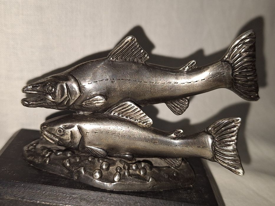 Посребрена пластика-- WWF--двойка риби