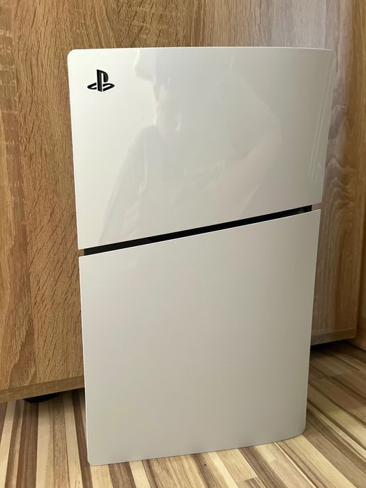 PlayStation 5 + 2 броя джойстици (оригинални)+2 игри ЕA Sports FC 25  EA Sports FC 26