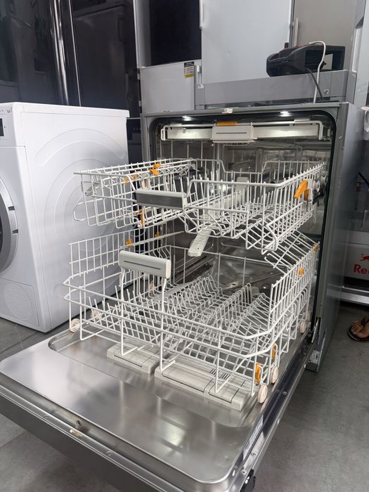 Съдомиялна MIELE 60/см с три кошници