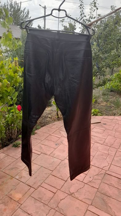 Pantaloni de piele
