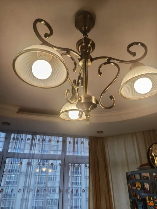 Продаю люстры хорошие