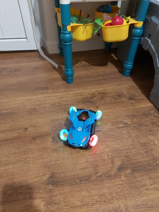 Машинка на батарейках.