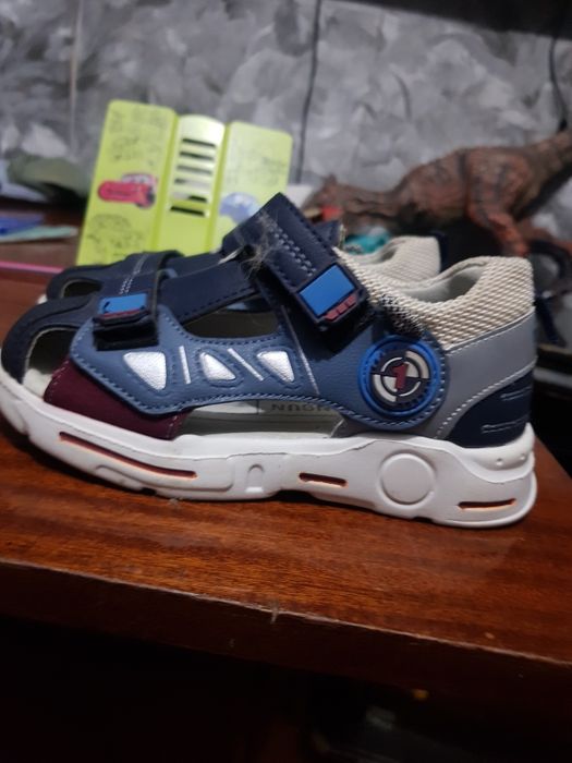 Продам новые сандали для мальчика