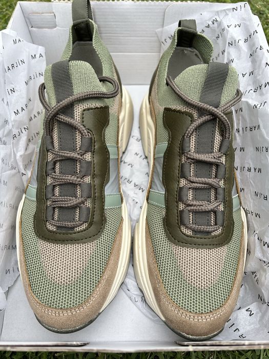 Спортни обувки в зелената гама