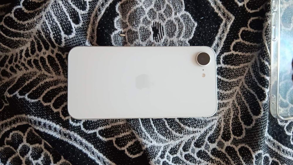 Телефон iPhone 16 e бял