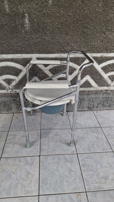 Санитарный.    стул