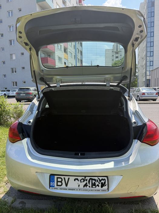 Opel Astra J motorina 1,7, manuala