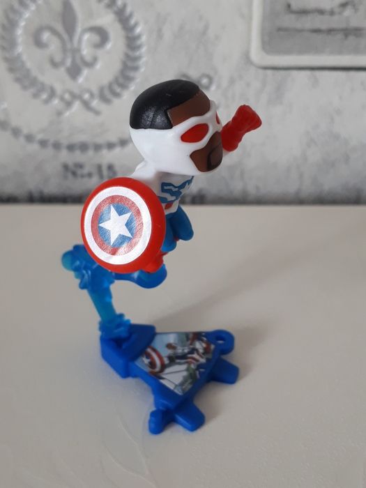 Игрушка киндер Марвел