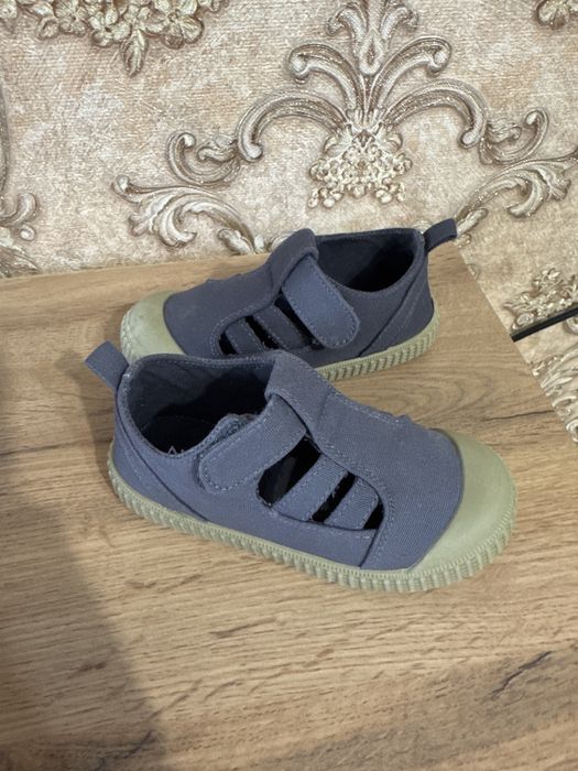 Продам сандалики новые, размер 24,