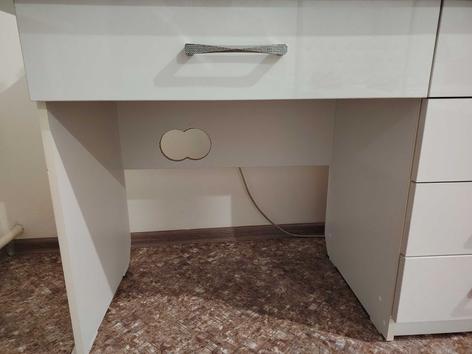 Продам столик туалетный