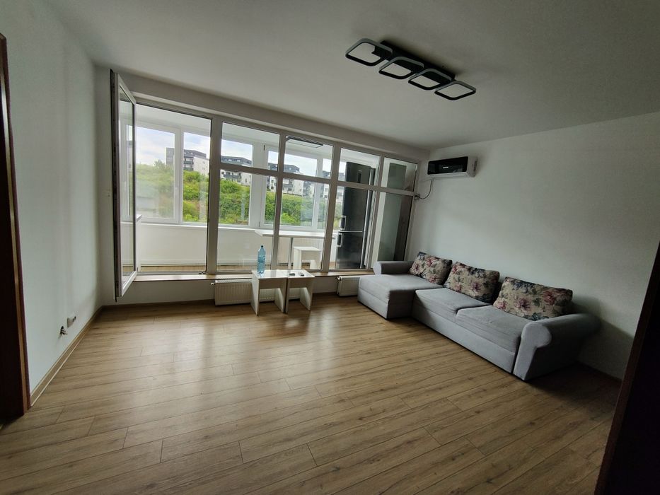 Închiriez apartament living +dormitor