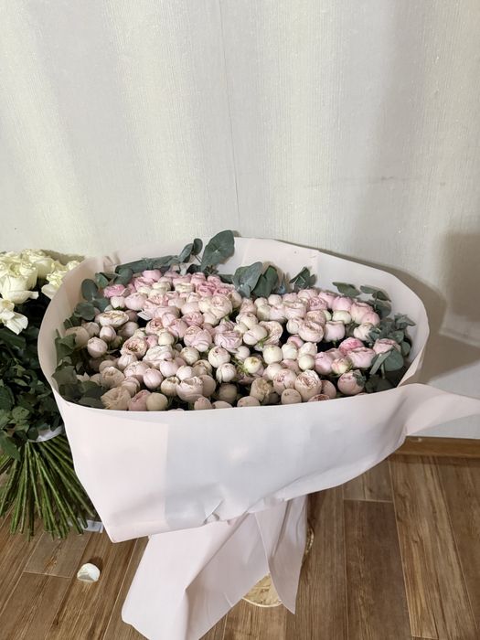 Цветы свежие, красиво оформлено