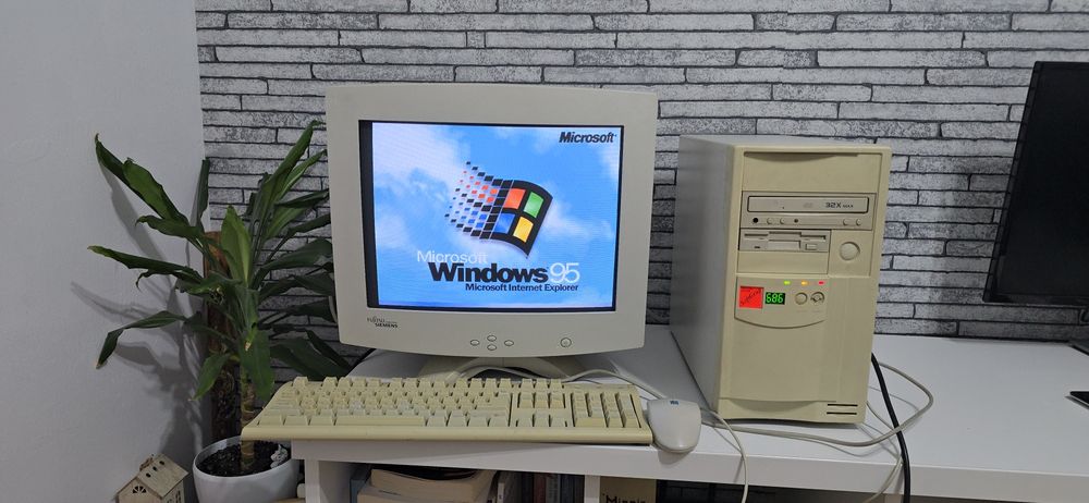 PC retro complet Windows 95 + CRT Fujitsu Siemens + floppy/CD-ROM