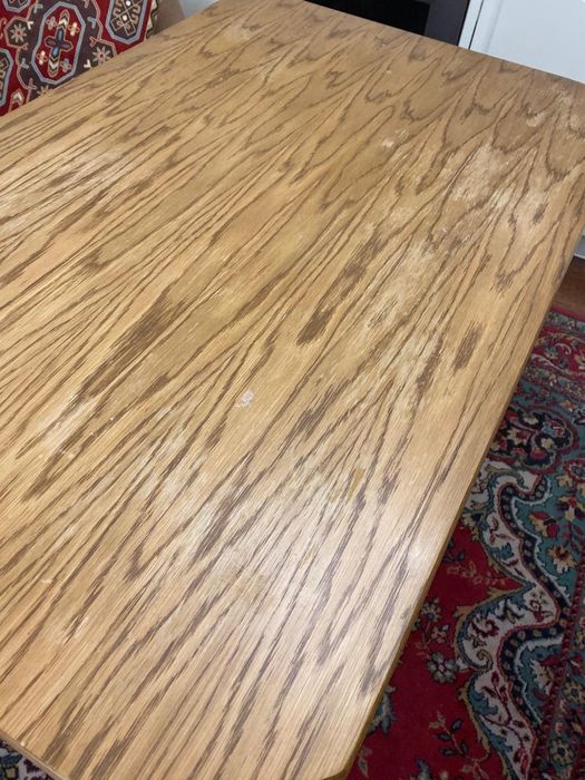 Обеденный стол и два стула