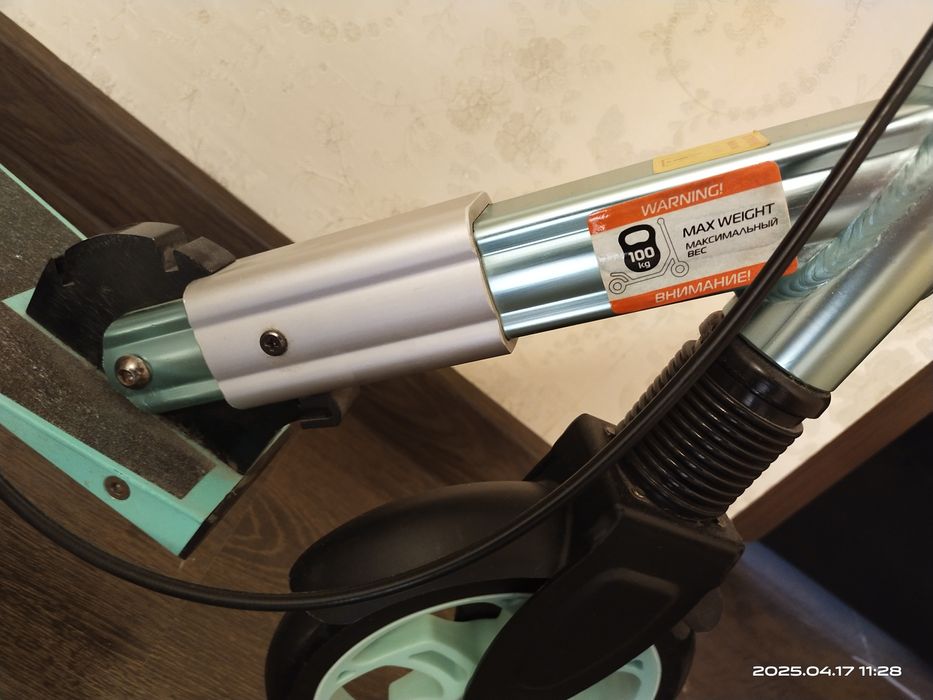 Самокат для ребенка и подросткового возраста.