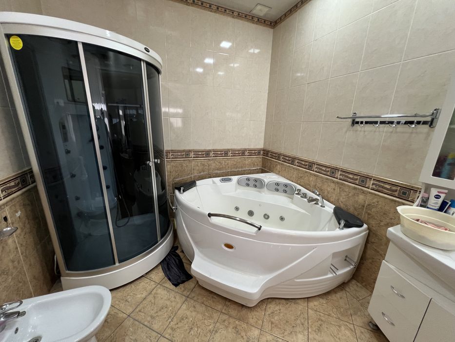 Душевая кабина + джакузи в идеале! Всё в рабочем состоянии!