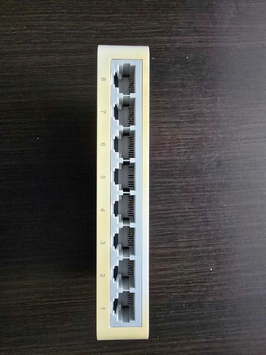 Безжичен рутер D - Link и Switch TP-link 8-портов