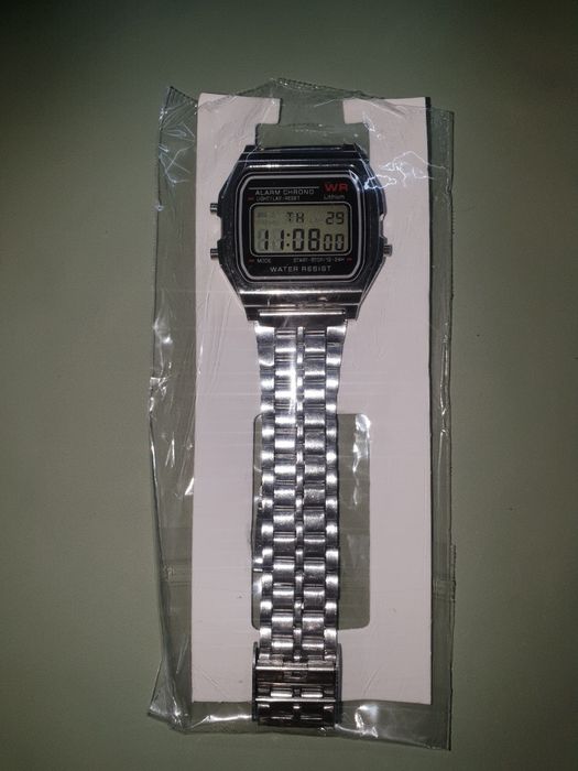 Часы электронные стильные новые