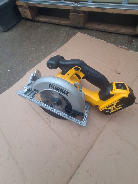Circular dewalt DCS 391 .
