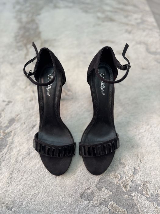 Сандали на ток