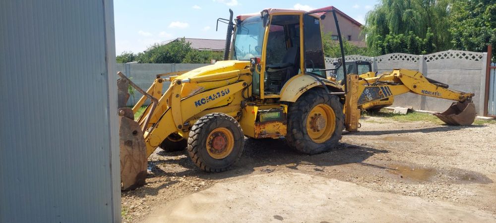 Vând buldoexcavator komatsu