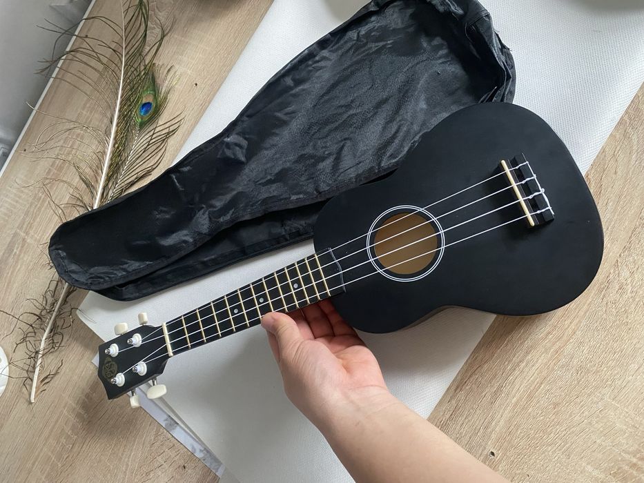 гитара классика и укулеле