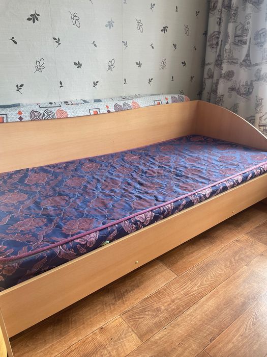 Кровать с матрасом