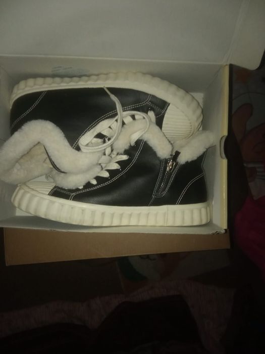 Продам кроссовки