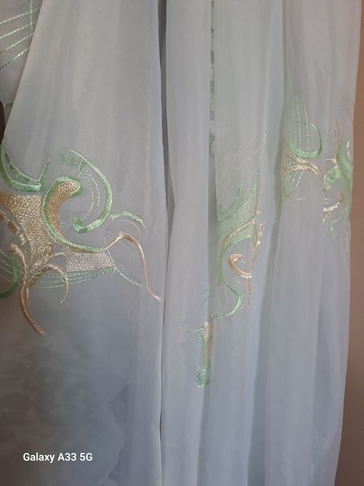 Занавески белые с зелеными цветочками