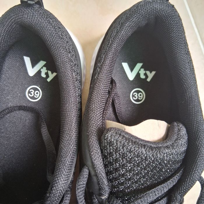 Дамски бели обувки на Adidas