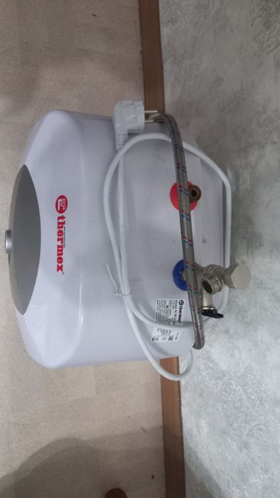 Продам водонагреватель 15л.