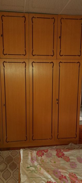 Спална с гардероб и нощни шкафчета