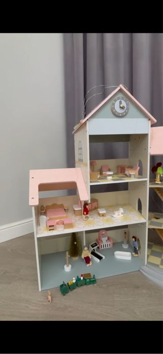 Деревянный игрушечный домик