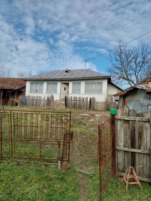 Casa cu teren de vanzare in loc. Floru, jud. Olt