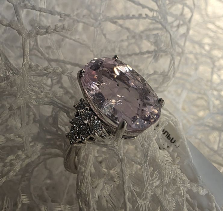 Эксклюзивное золотое кольцо с кунцитом и бриллиантами
