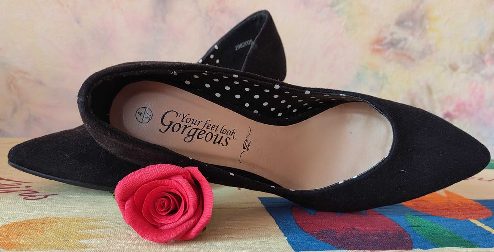 Черни обувки на ток "NEW LOOK" и бели дантелени обувки на ток "NEXT"