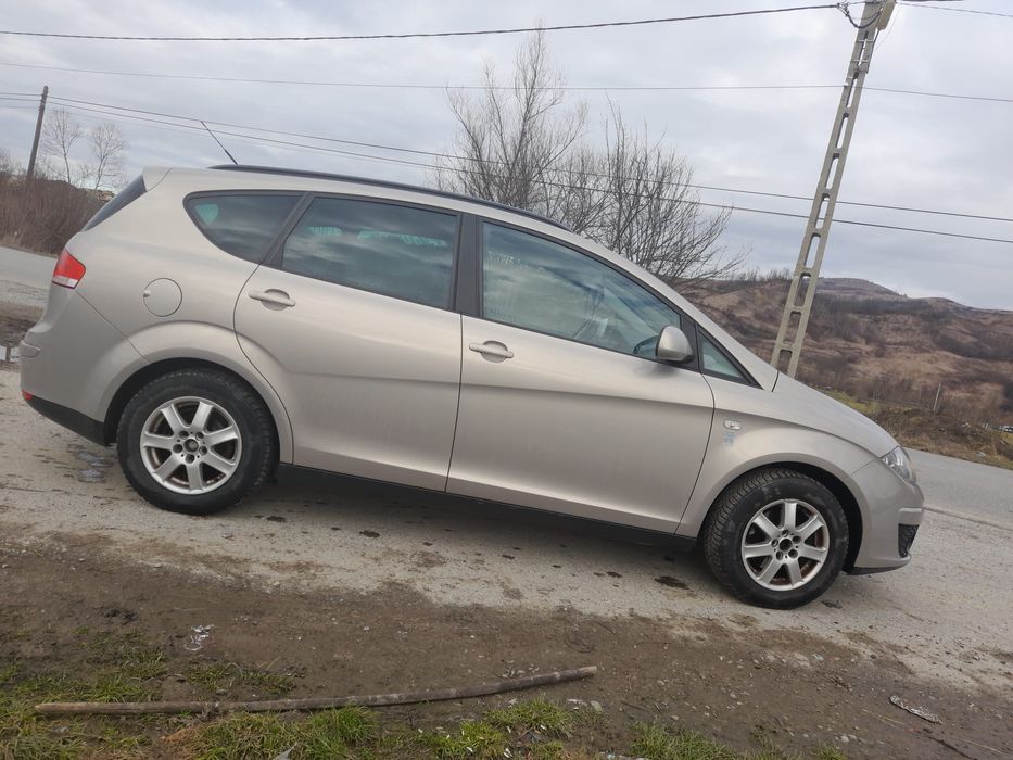 Siat Altea XL an 2010 motor 1,6 motorina cutie de  viteza manuala