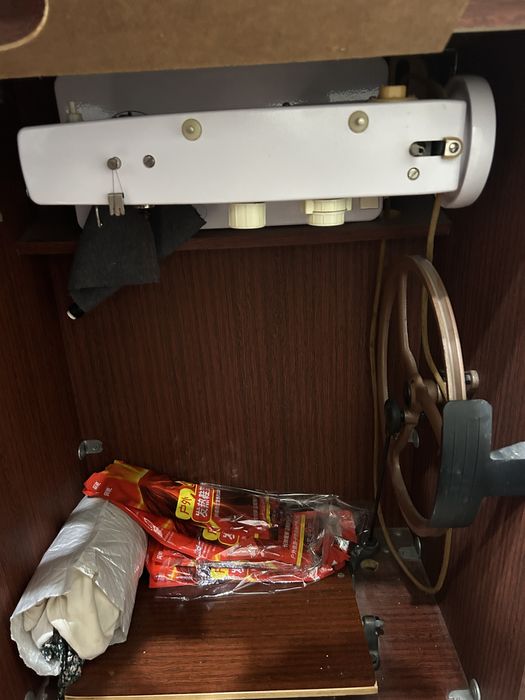 Швейная машина на ножках