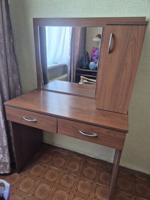 Продам косметический столик