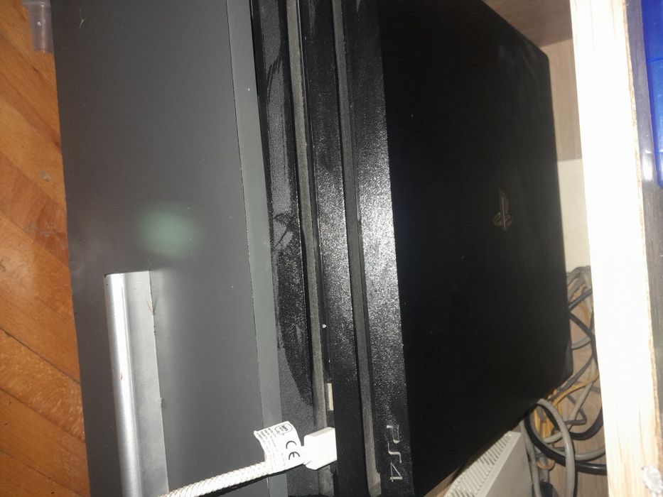 Ps4 pro  cu 2 manete și 7 jocuri