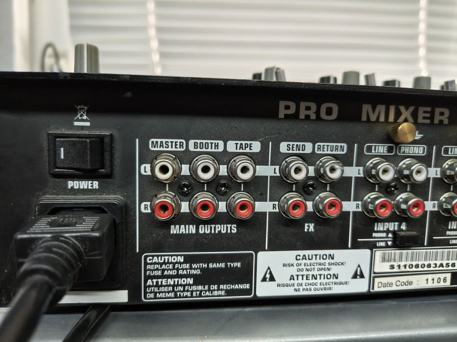DJ миксер Behringer DJX-900