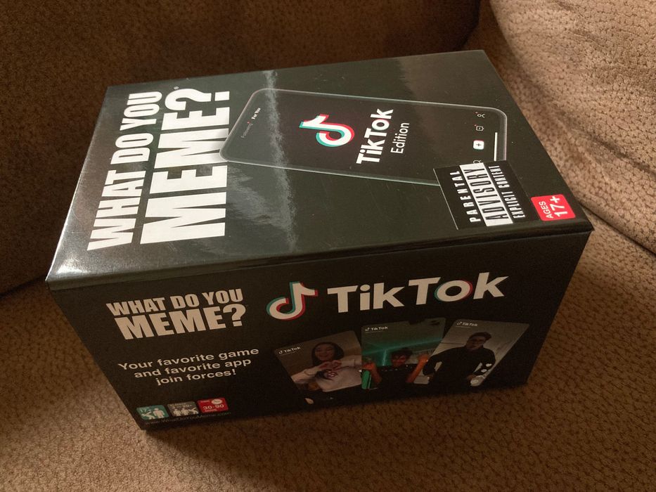 Настолна игра What Do You Meme? (TikTok Meme Edition) - Парти игра