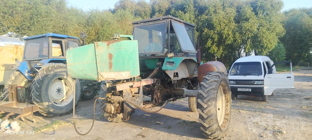 Traktor TTZ ovhisi bilan birga