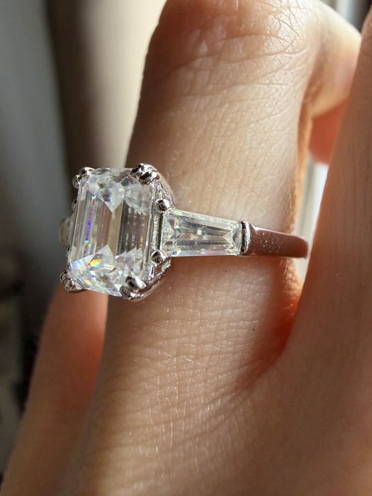 Inel cu moissanite de 2,4 CT emerald cut