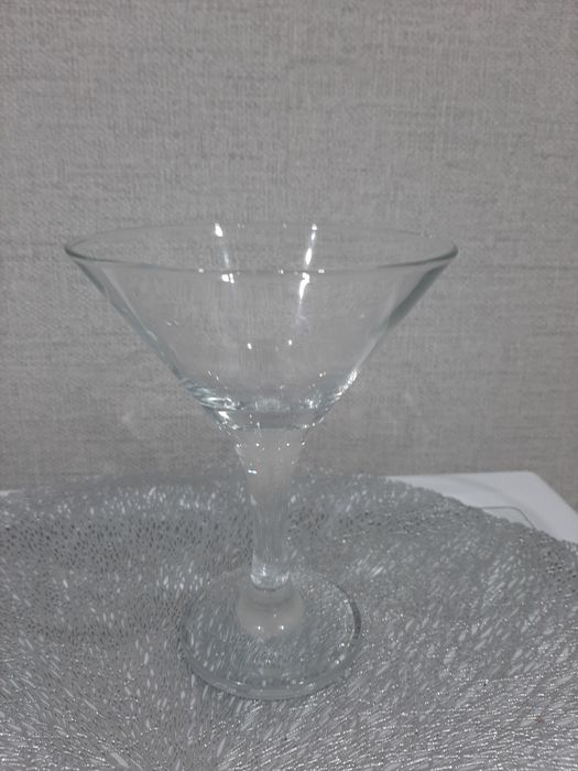 Стеклянные бокалы для мартини.