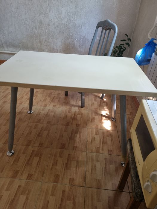 Обеденный стол для кухни