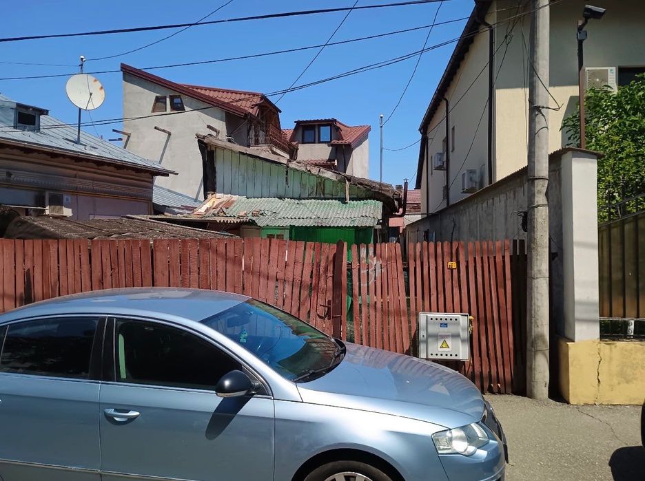 Vând casă bătrânească(toate utilitățile)în Ploiești,zona Piața Anton
