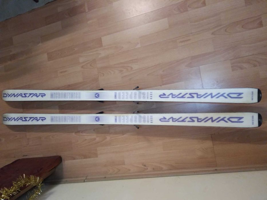 Vând o pereche de schiuri DYNASTAR