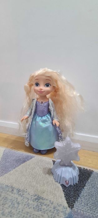 Papusa muzicala Frozen , Elsa, luminile Nordului