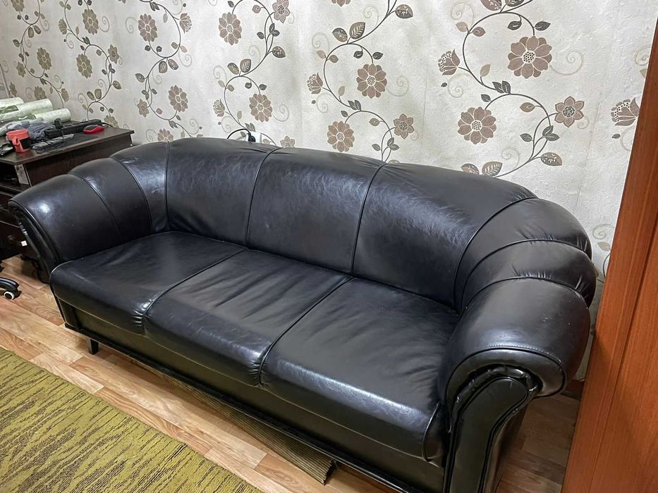 кожанный диванчик